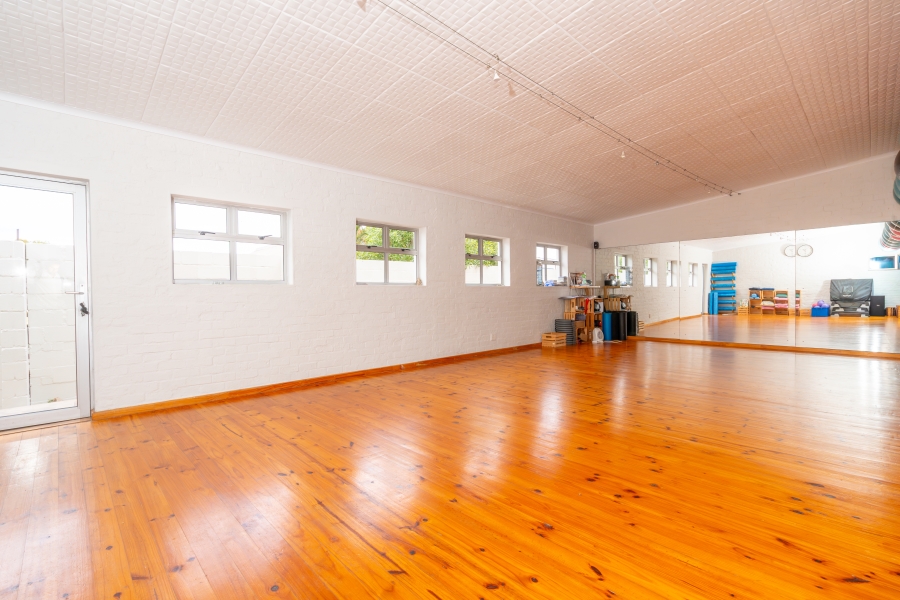 6 Bedroom Property for Sale in Middedorp Western Cape